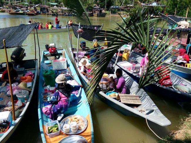 谁说水上市场只有泰国才有？马来西亚吉兰丹州也有！淳朴的渔村河畔旁停泊著一艘艘的小船，船上售卖的商品皆是渔民们出海捕获的成果，同时也有多道风味小吃供游客门品尝。