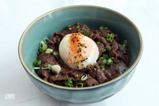 <b> Wagyu Sukiyaki Bowl</b> 店家将寿喜烧的半熟牛肉放到丼饭里，软嫩的肉质配上味醂及烟熏盐，味道甚好。
