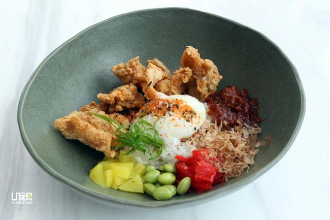 <b>Nasi Lemak Donburi</b> 大马Calia特别创造了一道只有大马菜单才有的菜色。 以日式米饭、日式炸鸡及食材纳入椰浆饭里，吃起来味道相似又不相同，有趣！