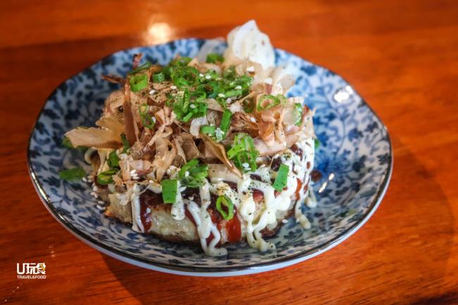 Okonomi「Rice」Yaki ▲传统大阪烧离不开炒面，而Shokudo Niban主厨却以中式炒饭取而代之，有锅气的炒饭让这道传统日式小吃从此有了另一种味道。大阪烧或章鱼烧吃多了容易腻，为此，食堂特意配上葱，以助解腻。