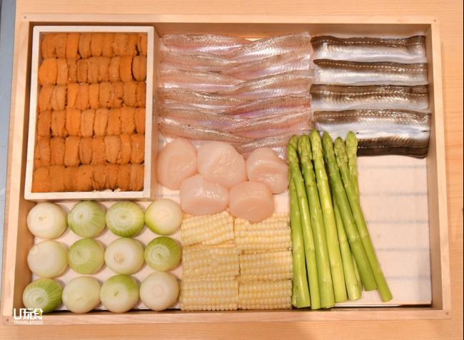 天妇罗与寿司一样，吃的是当令新鲜食材，因此能看到食盒里头满是夏季食材，如太刀鱼、洋葱、玉蜀黍等。