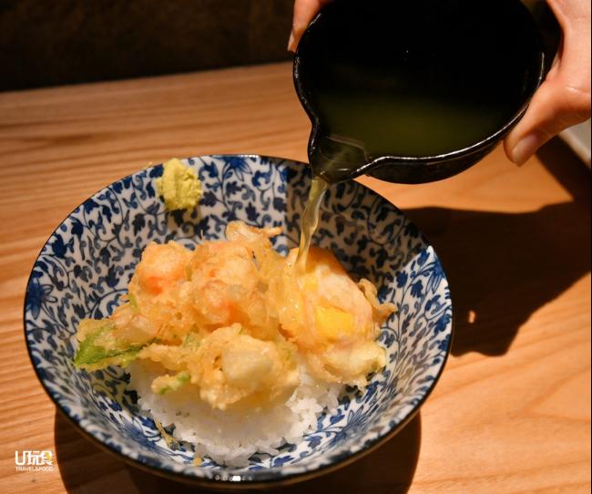 天妇罗馅饼是日本人吃天妇罗时点的最后一道菜。 Tenmasa提供3种口味做搭配——甜酱淋饭、绿茶泡饭及白米饭。