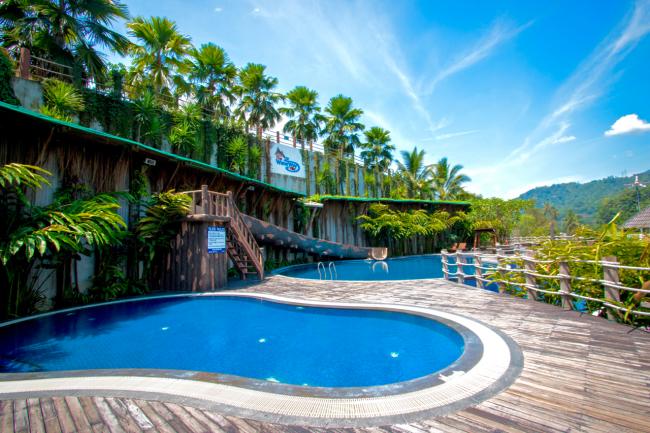 度假村内有个小型的水上乐园，泳池边还有水上滑梯，非常适合家庭团体前来共享天伦。