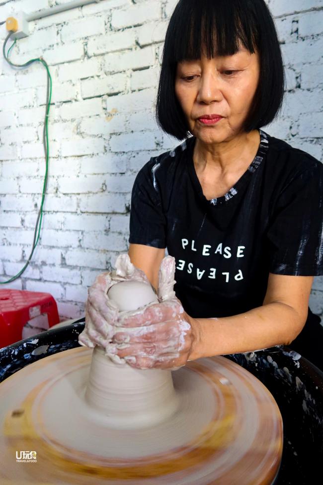 采访当天正好轮到Kim及来自日本的Hata负责陶艺室。 Hata的双手让陶泥精准处在陶轮中心，神情专注地塑造她的作品。
