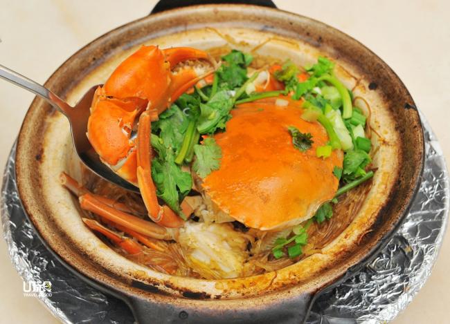 <b>粉丝蟹煲</b> 炒过的粉丝放入瓦煲与螃蟹一起蒸，会使粉丝吃起来带有海鲜的鲜味。