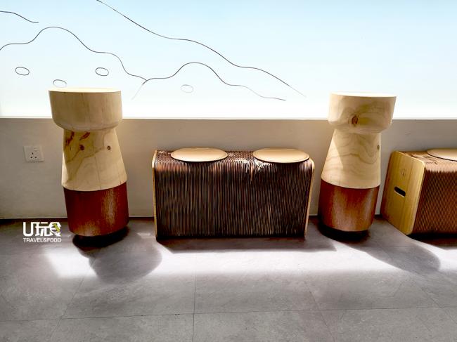 TONO Soymilk的主题为日本长野县的温泉池。为了配合整体的设计感，周边的摆设和特别定制的桌椅皆以木质为主，就像是位于山上温泉旁的树林一样。