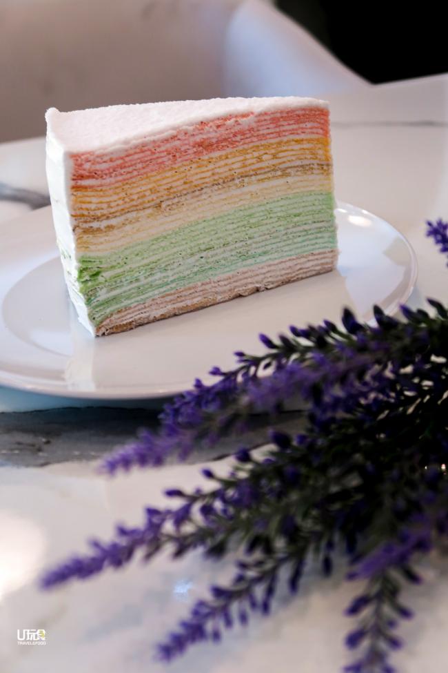 36层彩虹千层蛋糕是店里唯一采用色素调制的蛋糕，这是因为顾虑到6色饼皮若都采用天然色素，不只需要备很多的食材，呈现出来的味道或许会是难以想象的复杂，因此决定采用色素将味道统一。