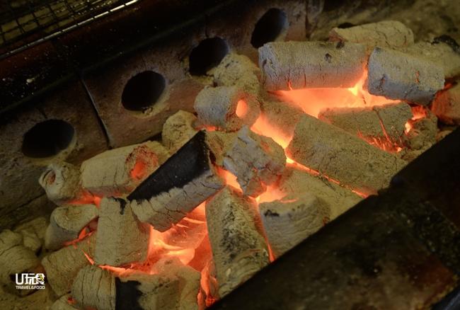 刘佳宏选用的备长炭，温度能上到摄氏1000度，且耐烧，少碳灰、少烟，因此即便烤炉就在吧台前方，也不影响用餐体验。