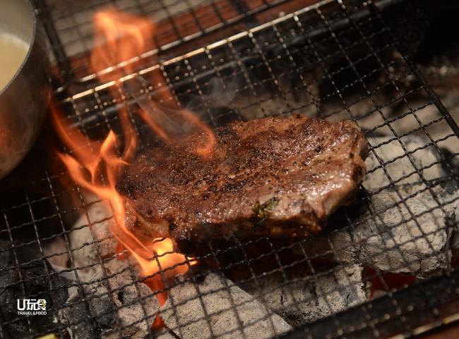烧烤看似简单，但要用这个烹饪方式做出好的料理并不容易，尤其在烤肉时需要掌控好温度，否则一个不小心火太大，肉收缩紧绷后，就会影响口感。