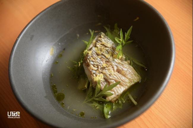 <b>Seabass</b> 厨师特别保留了鲈鱼的鱼鳞，鱼鳞稍微煎过，就直接炭烤，使鱼肉吃起来脆口又带点炭烤香气。鱼肉与鱼骨汤一起呈上，将鱼和汤汁一起吃下，才能感受到不同程度的鲜味。