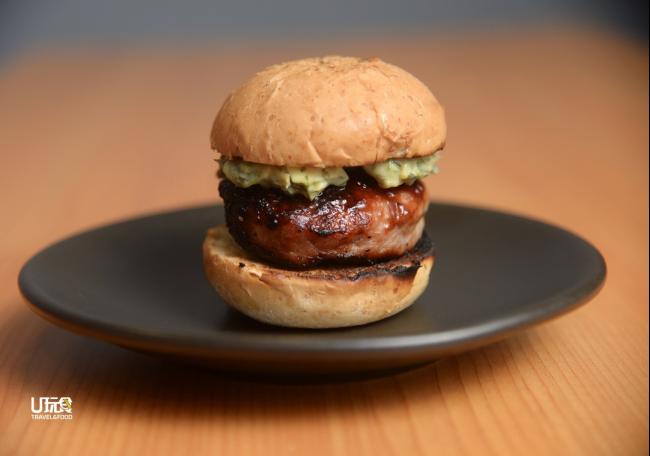 <b>Mini Burger</b> 汉堡肉选用了七成瘦三成肥的梅花肉。一口咬下，肉汁顺势流出，完全不干涩，让人吃得十分满足。