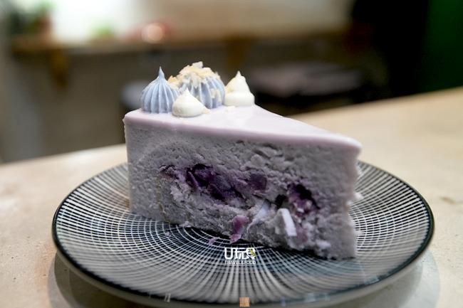 店内的 Mellow Taro 香浓芋头蛋糕拥有好看的粉紫色，结合了芋头和紫薯的浓糯香味，每一口还能嚼到椰香。