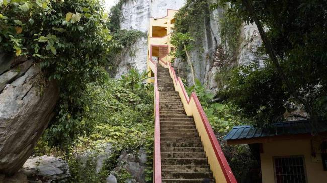 要上到紫霞洞，需要爬过150格阶梯，才能到达山顶。