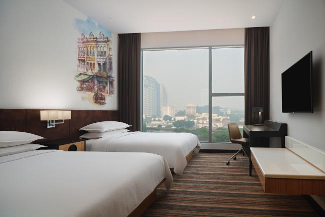 福朋酒店备有三种房型，图为Deluxe Twin，适合朋友同行的访客入住。房内面对吉隆坡市景，低头还能看见鬼仔巷就在脚底下呢！
