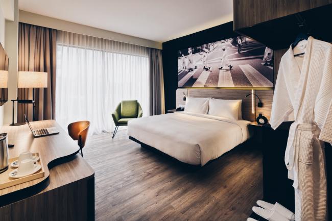 吉隆坡杂志酒店内的客房带有工业风，成熟都市的风格让整体看着有格调，也独具商务特色。