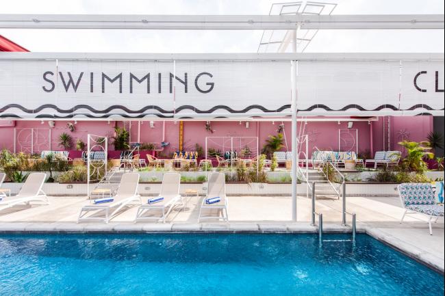 这里的The Swimming Club以少女心的粉嫩色与夏威夷风格结合，打造一处异国风情的俱乐部，让访客能够在此啜饮歇息，晒个舒服的日光浴。