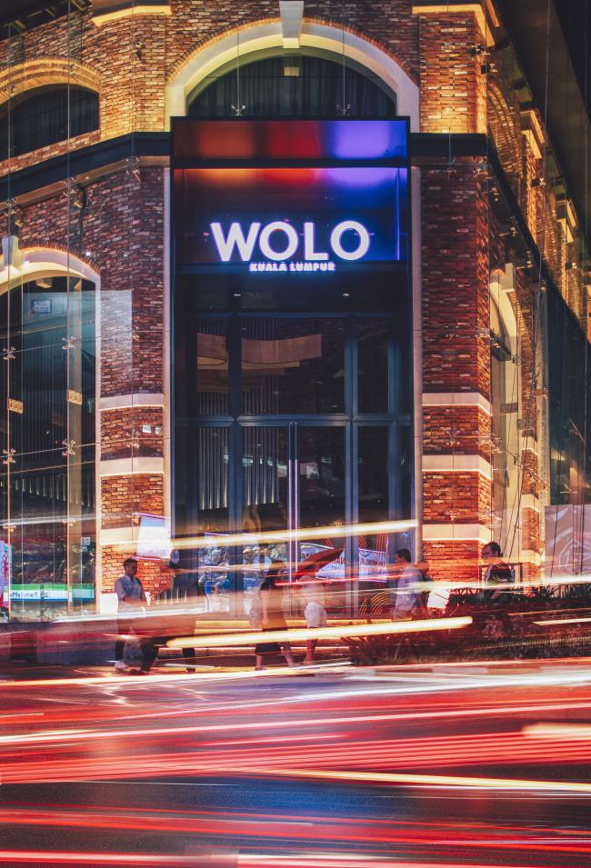 WOLO酒店位于金三角一带，因面向繁忙的路段，其红砖复古风格的外观更引人注目，在夜晚灯光的照射下更显独特的艺术风格。