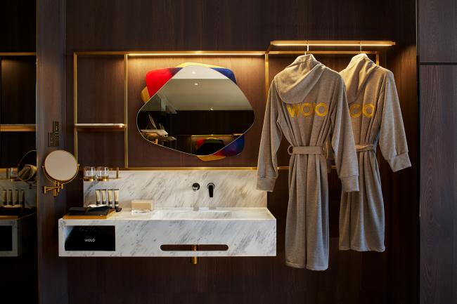 客房内备有齐全的盥洗用品、浴袍等，镜子后边的镜面设计也以马来西亚辉煌条纹的红、蓝及黄色为主，相当有心思。