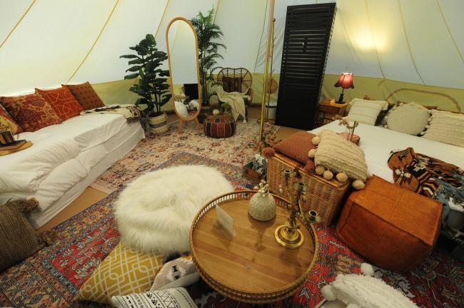 两个帐篷虽然都是波西米亚风，但格局完全不同，一个类似主卧室设计，而另一个则是客厅设计。两者皆能容纳5个住户。