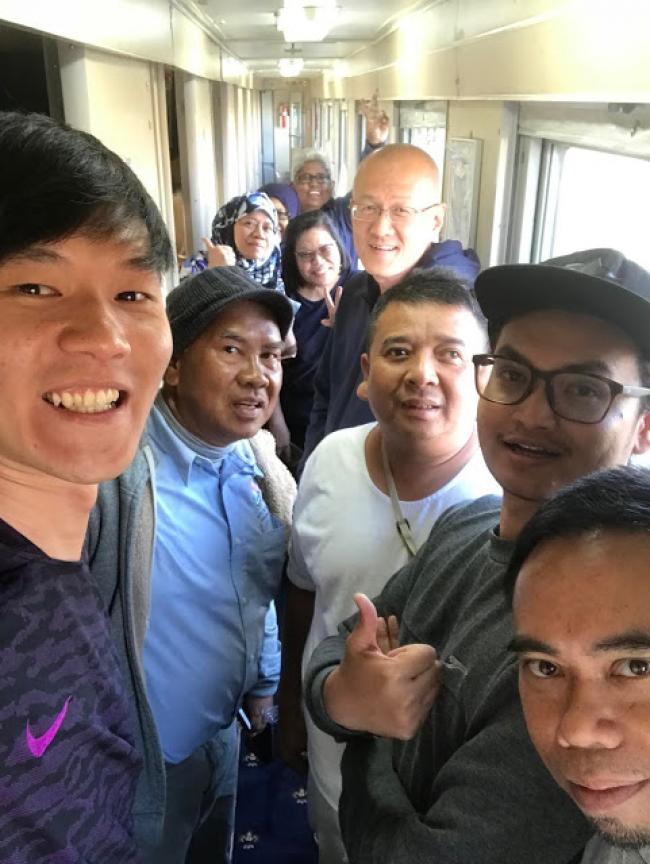 蔡鸿伟在旅途中也遇上一群马来西亚的旅人。