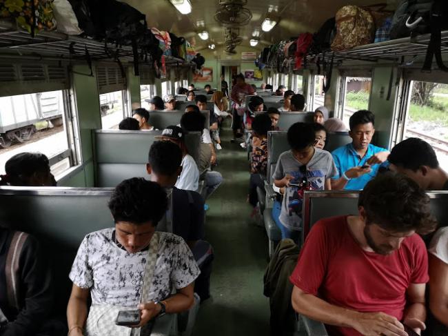 泰国合艾前往曼谷的车厢，碰巧遇上泼水节，买不到有睡床的厢，只买到90度的座椅，第一天就累垮了。