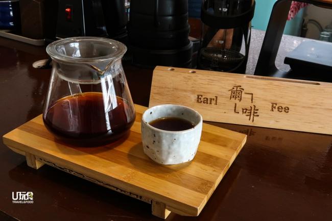 爾啡从现有的咖啡豆中让客人选择咖啡豆的风味，图为Costa Rica咖啡豆冲泡的黑咖啡，带有威士忌及草莓风味。