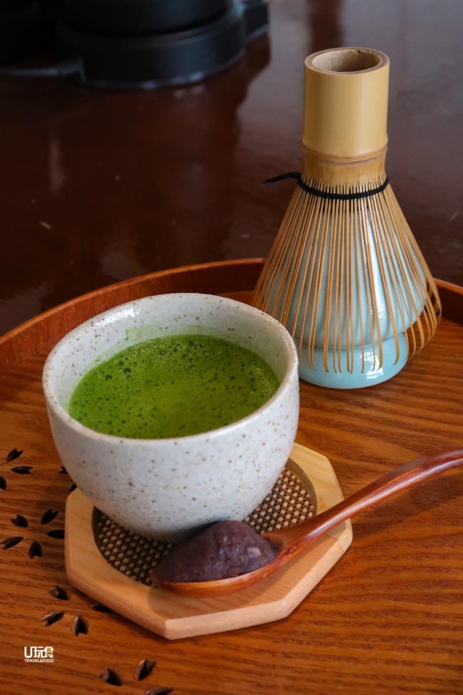 日式传统抹茶的冲泡方式是先将抹茶粉过筛，加入水，使用茶筅在过程中搅拌茶汤，使抹茶和水均匀混合，并产生一层丰富的泡沫。品尝时，一口抹茶搭配一口红豆沙，带点微苦的抹茶与甜滋滋的红豆完美融合。