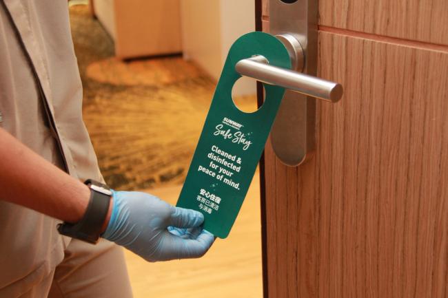 酒店客房外悬挂着的指示牌表示客房已经过严谨的消毒和防护工作。