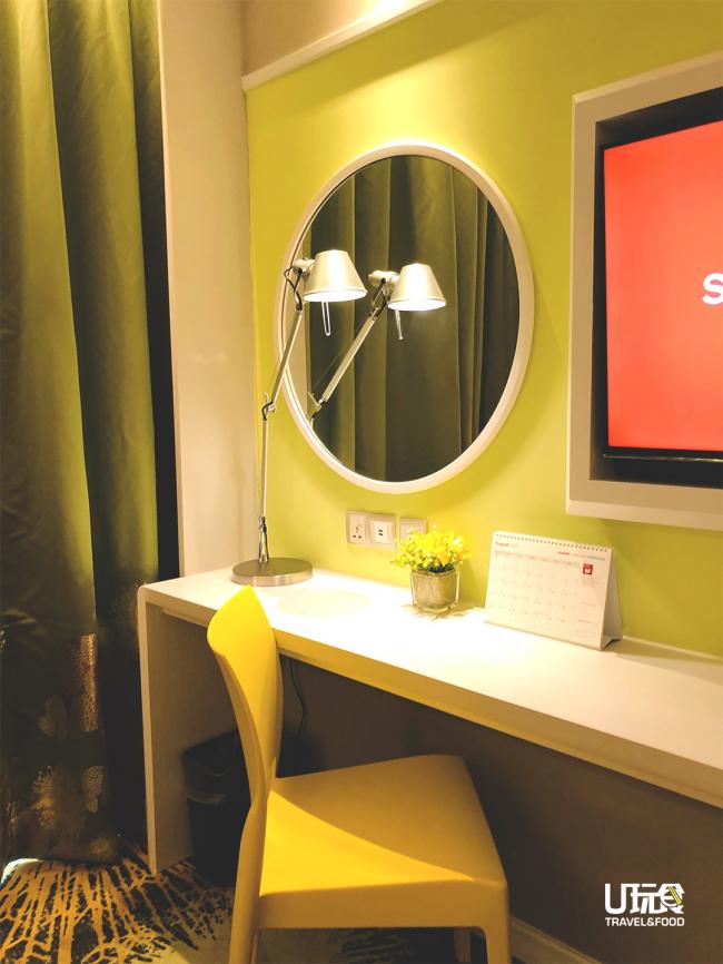 客房内以嫩绿及黄色为主要用色，搭配温暖光线非常舒适。除了拥有大小适中的书桌，也有齐全的设施和配备像是LED电视机、保险箱、热水壶以及盥洗用品等。