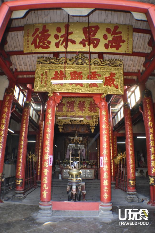 金宝古庙内藏有光绪30年从中国运来建造庙宇的各种物品，包括柱子、彩门等。
