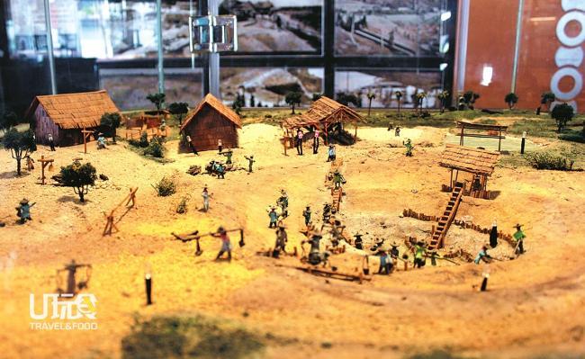 博物馆内设置了锡矿场模型，让参观者能更容易了解当时的采矿运作。