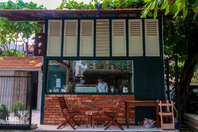 红砖墙白木窗和墨绿色的旧木们柱子，是咖啡馆正面的样子，给人一种老日式的氛围。