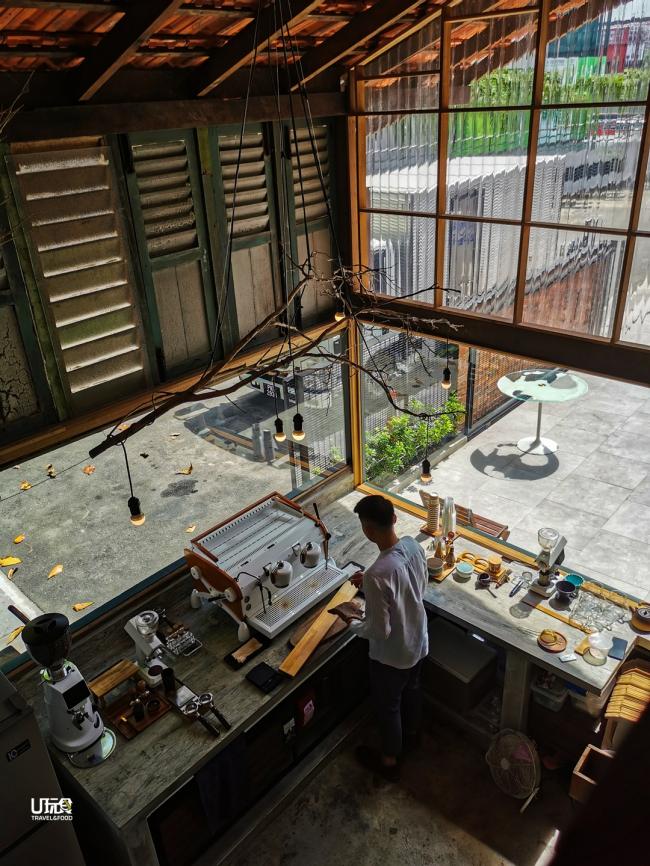 二楼有一个能够窥探咖啡师认真工作样子的伪天井，是最能拍出异国咖啡馆味道的角落。