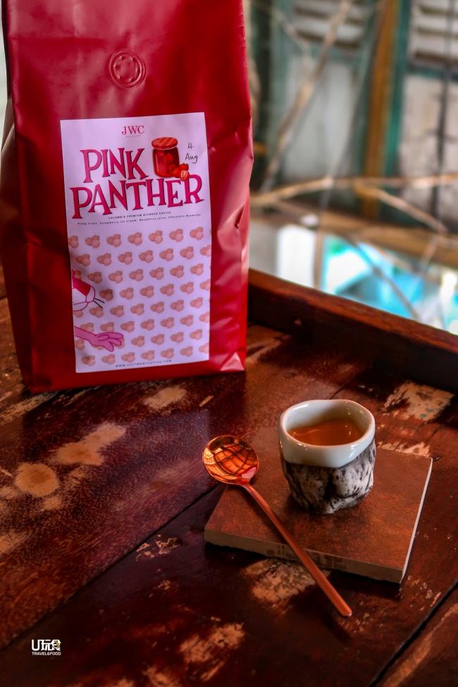 用Pink Panther冲泡的浓缩咖啡完全跳脱记忆中那杯酸度极高，反而一小杯的浓缩在味蕾上呈现的风味非常精彩，味道在酸甜中一直让人有惊喜。
