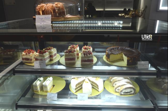 位于柜台旁的蛋糕展示柜摆放著Slow Coffee自制的精致蛋糕，店家也会为每月所展示和售卖的蛋糕制订口味清单。若你是蛋糕爱好者，不妨在到访时也为自己带走一片手作蛋糕吧！