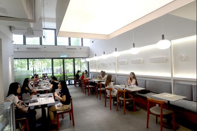 Slow Coffee室内宽敞，自然采光和挑高的天花板设计让整体空间更为舒适明亮。边上的装置以摩斯密码写上「Slow」一词，是许多访客的打卡热点。