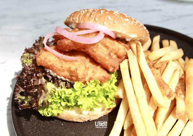 Homemade Fish Burger | 香炸鲈鱼搭配芝麻菜和自制塔塔酱（Tartare Sauce），和碳烤面包一同品尝可享受多层次口感。