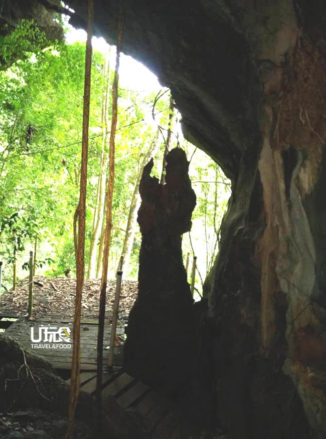 旺布洛洞中的一尊天然神像，虽然不为岛民膜拜，但吸引了许多游客朝圣，是都峇岛值得探索的景点。
