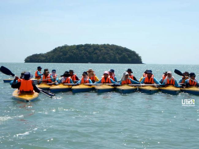 「渝海湾」（Teluk Yu）和「丹绒班丹」（Tanjung Pandan），适合垂钓、游泳和划皮艇，也是观赏日出的好去处。
