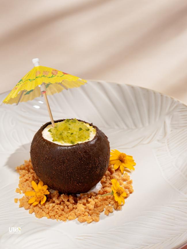 <b>Tropical Coconut</b> 椰子是大马特色之一，甜点师将芒果酱、椰丝，「装」进巧克力壳内，以罗勒点缀打造富本地特色的甜品。 <i>售价：24令吉</i>