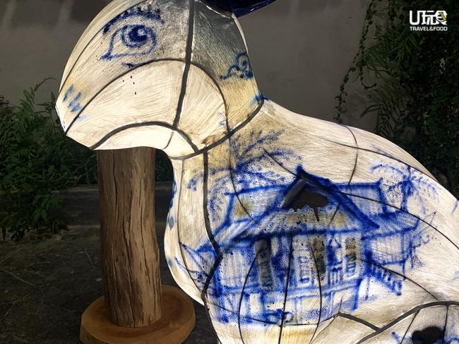 Drewfunk为一名拥有涂鸦艺术背景的艺术家，其玉兔装置设计除了采用明朝艺术作品的经典蓝白墨画呈现方式，上边还绘上了一些本土可见的景象像是骑着水牛的小孩、锦鲤及高脚屋。