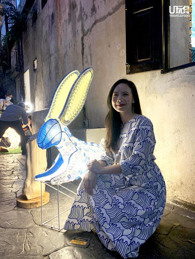 艺术家Pamela Tan擅于结合艺术与建筑为一体，她在开放日当天还换上了与玉兔造型相仿的裙子，煞费心思。