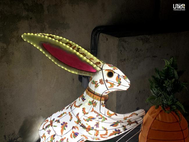 此玉兔装置出自于萧斐弘大师之手，除了颈项上系了逗趣领结，耳朵以及尾巴上也配合舞狮造型采用兔毛和羊毛作为装饰。