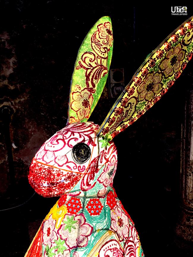 艺术家Alice Chang将多种纺织物像是蕾丝和刺绣等装饰兔子，上边可见精致工艺和手艺，缤纷的颜色相信会受访客欢迎和喜爱。