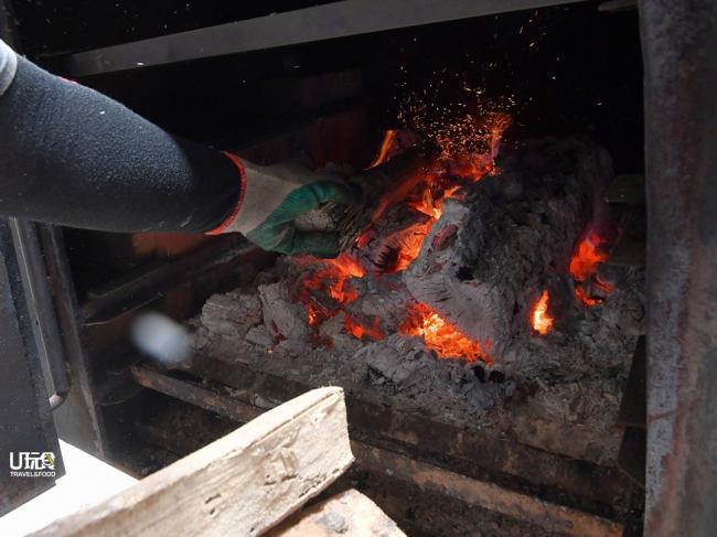 The Texas BBQ采用橡胶木及红毛丹木作为烧烤的木材，烟熏出来的食物带有果树的香气。如若遇上雨天，则需比平日更频密地添加木材，以确保炉内的温度达标。