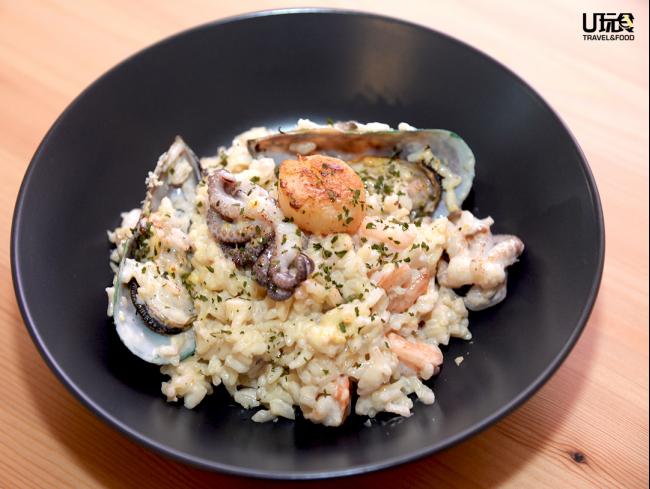 Seafood Risotto | 这道炖饭根据传统意大利秘方烹制，加入了青蚌、章鱼和带子等配料，口感奶香绵密，还能尝到米饭的颗粒感，是店内少数的传统西式料理。
