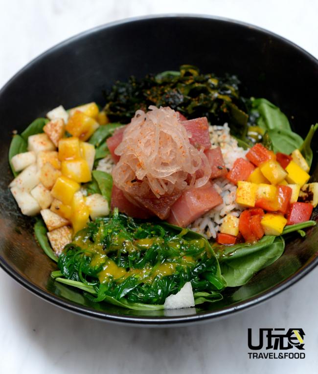 结合沙拉与夏威夷盖饭的Hawaian Tune Poke Salad略带一丝日本风味，尤其是海苔、芝麻与饭搅拌均匀后的味道，与日本餐的味道有点相似。