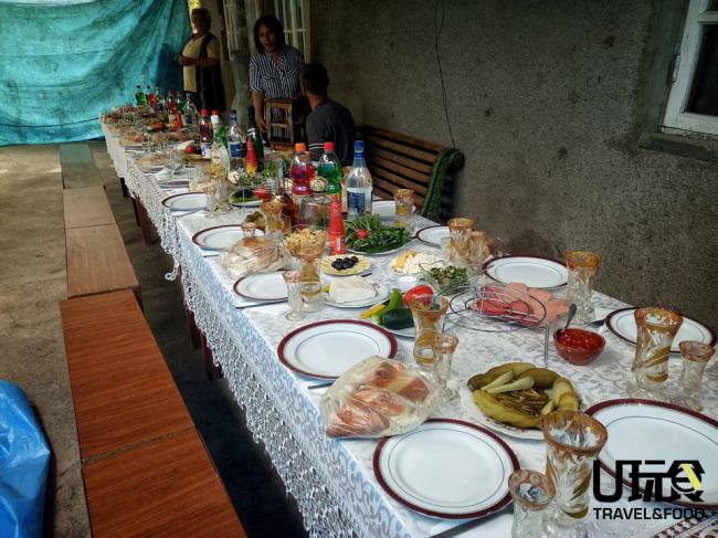 在亚美尼亚搭便车时，姚豪杰受邀到村落庆祝老奶奶的生日，享用了丰盛的在地美食。