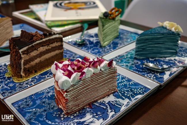 店里每日提供8至10款蛋糕，口味包括：玫瑰千层蛋糕、蓝花千层蛋糕、巧克力蛋糕、抹茶千层蛋糕等。