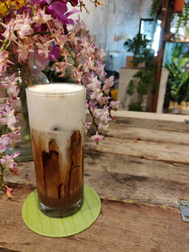 <b>冰摩卡</b> 看似一杯简单的咖啡，蕴藏着浓厚绵密的奶香，冰块下巧克力配上香醇的咖啡液。